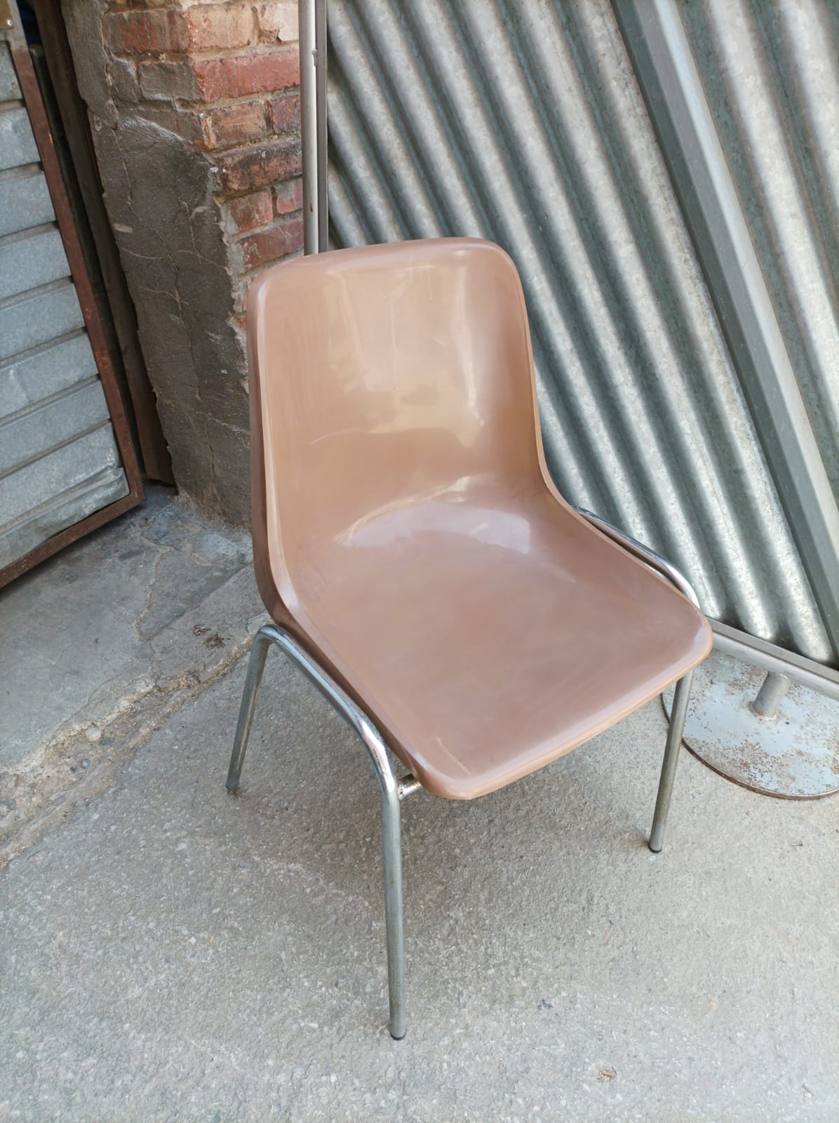 silla plastico apilable marron 46-77.5x50x40 20u